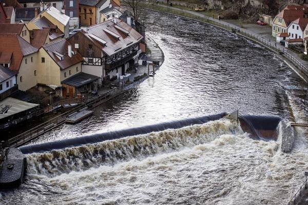 Fotky: Český Krumlov se proměnil v Benátky. Městem se žene velká voda