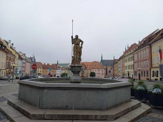 Kašna se sochou Rolanda - Cheb - Architektonické památky - Architektonické doplňky - plastiky, kašny, pomníky ... - Karlovarský