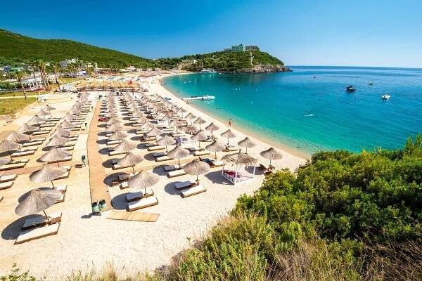 krásná pláž jale mezi himare a dhermi na albánské riviéře, albánie - albánie - stock snímky, obrázky a fotky