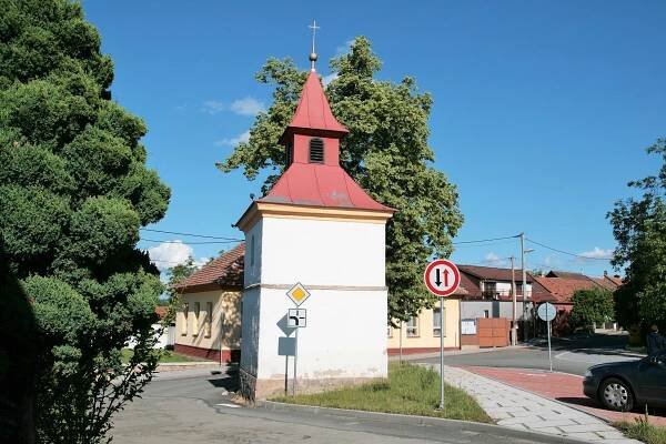 Soubor:Hluboké Dvory, kaple (6520).jpg