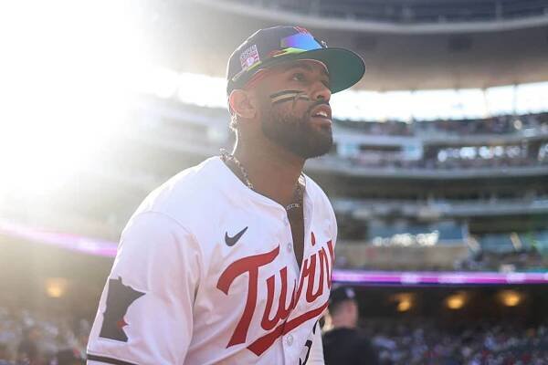 Cubs add infielder Willi Castro to bench
