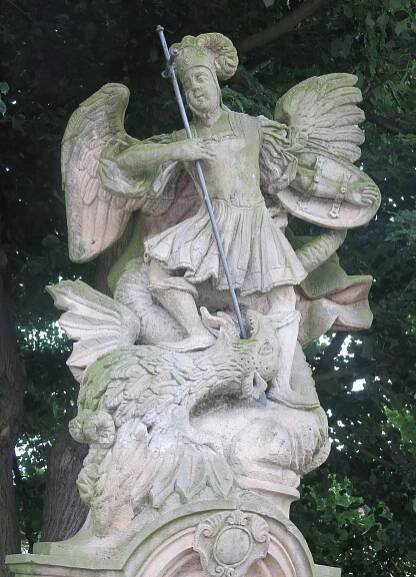 Soubor:Ostroměř-socha Archanděla Michaela.jpg – Wikipedie