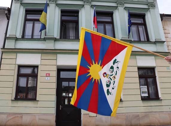 Přerov nepřerušil od roku 2015 tradici, tibetská vlajka bude na radnici vlát už po deváté - Město Přerov