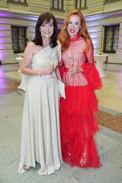 Navrhla si vlastní šaty, ale tři roky jí visely ve skříni: Takhle to v nich hvězdě pořadu Soudkyně Barbara sluší