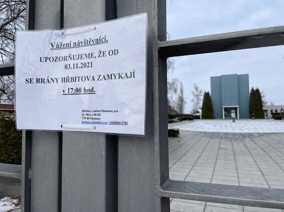 Počet úmrtí s covidem v kraji překonal 2000. V krematoriu čelí agresi