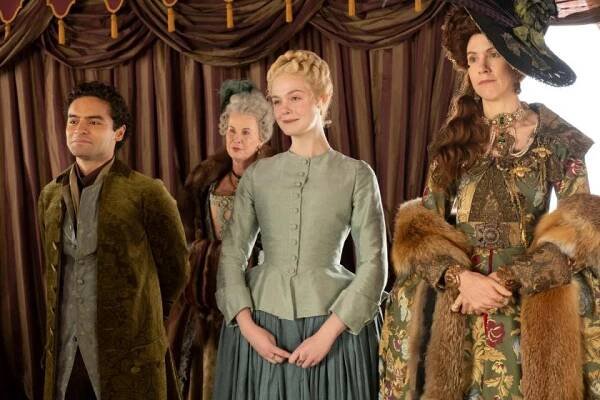 "Wielka" serial HBO - Elle Fanning jako caryca Katarzyna, Sebastian De Souza jako Leo oraz Belinda Bromilow jako Ciotka Elizabeth