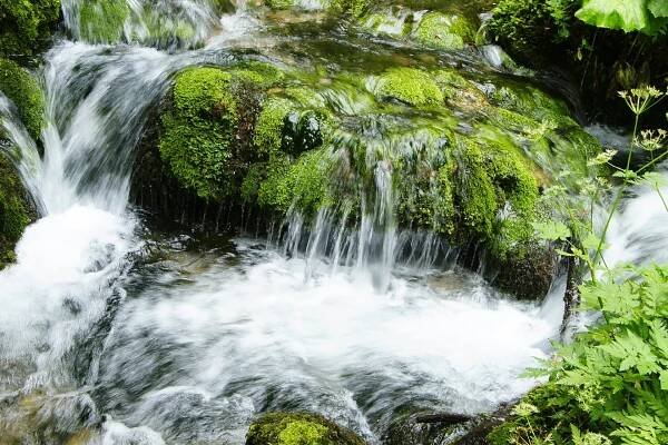 Wilde Bäche und wuchtige Wasserfälle
