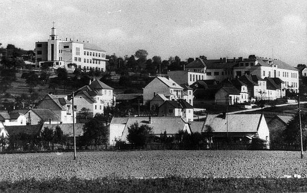 Bojkovice, pohled od západu na Štefánikovu ulici se Základní školou T. G. Masaryka (vpravo) a konventem sester dominikánek (vlevo); před rokem 1951 (sbírka Jiřího Fiedlera).