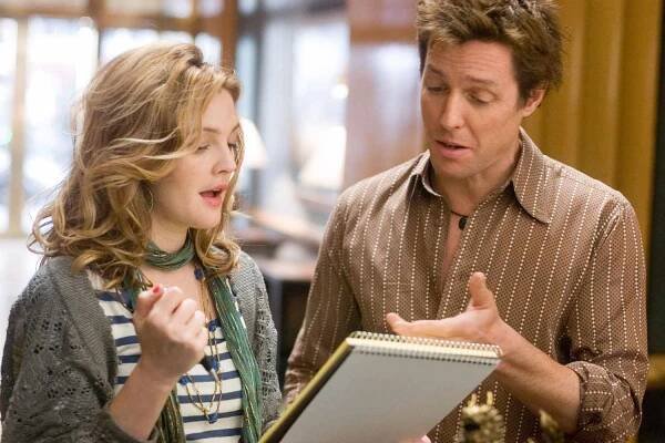 Hugh Grant v romantické komedii Hudbu složil, slova napsal: Návrat vyhaslého idolu k hledání hitu