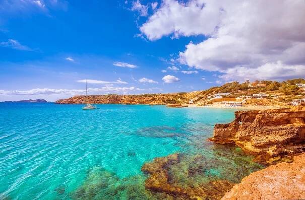pohled na cala tarida (ibiza) - ibiza bale áry - stock snímky, obrázky a fotky