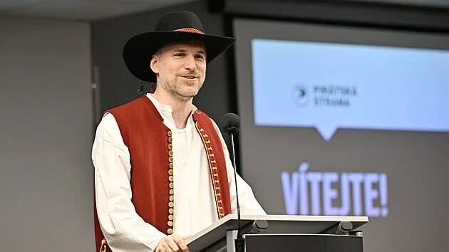 Předseda Pirátů Zdeněk Hřib na celostátním fóru ve Zlíně vítal v kroji
