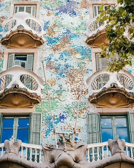 Top 10 Must-See Attractions in Barcelona - Travel In Our Eyes
