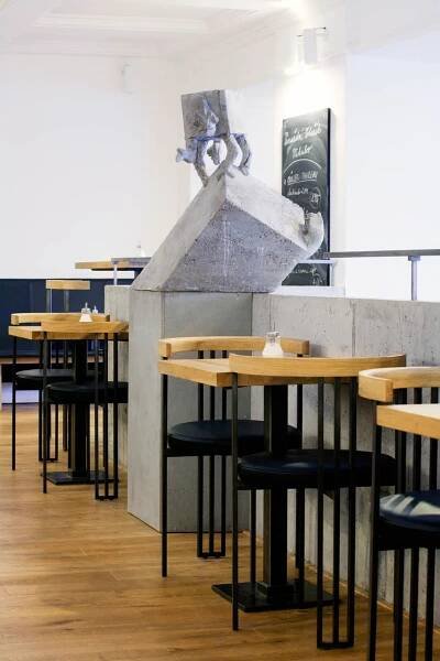 plan 3 kuchyně / Celá kavárna Jiné Café je umělecké dílo, které při každé návštěvě učaruje jinými detaily / Pozdrav od chameleona