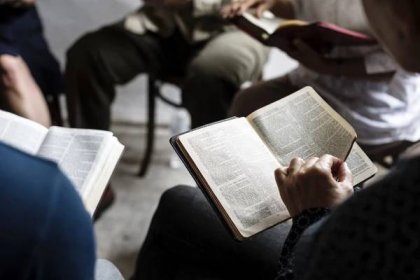 Nálepka Skupinové křesťanství lidé čtení bible společně