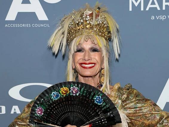 Betsey Johnson delights fans doing the splits on red carpet ahead of major honor