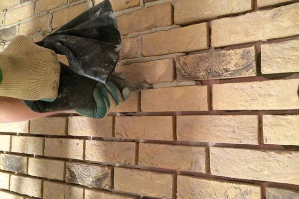 7. Spárování sáčkem Spáry můžeme vyplňovat spárovacím sáčkem nebo spárovací špachtlí. Ze sáčku vytlačujeme řidší maltu (neměla by však vytékat ze spár). Spáry zcela vyplníme. FOTO WIENERBERGER