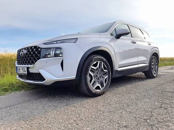 Hyundai Santa Fe Hybrid - velká porce komfortu - Autaprozeny.cz