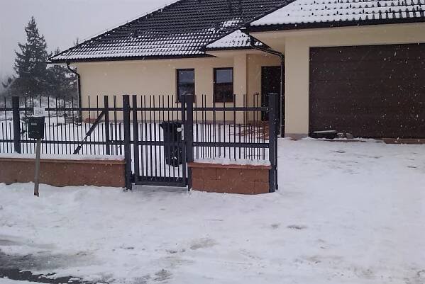 Posuvná brána a plot Třebíč-Nehradov 