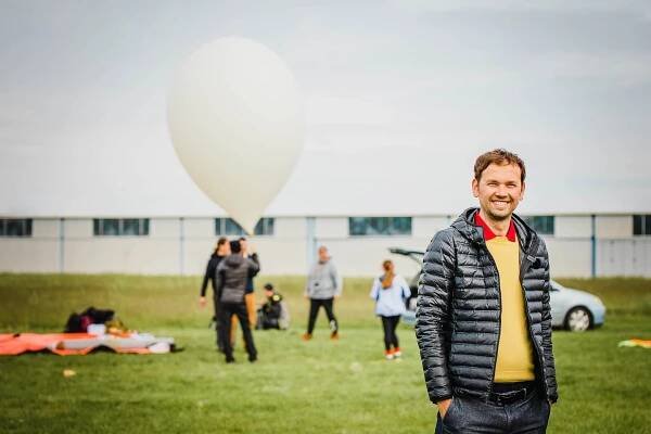 Fotka: Vesmírný architekt Tomáš Rousek a balón, který figurky do vesmíru vynesl
