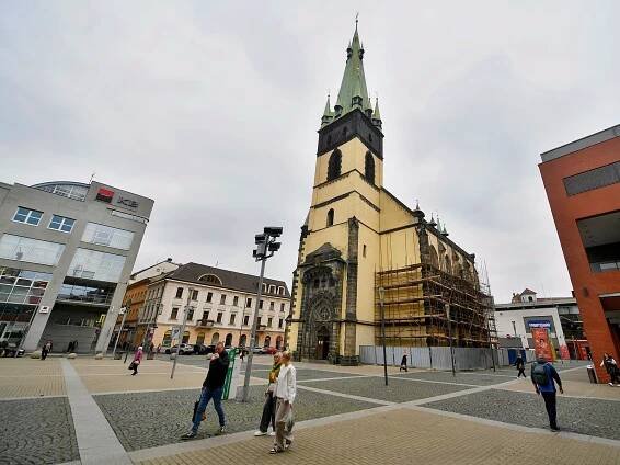 Šikmý kostel v centru Ústí začal obrůstat mechem, dostane novou fasádu