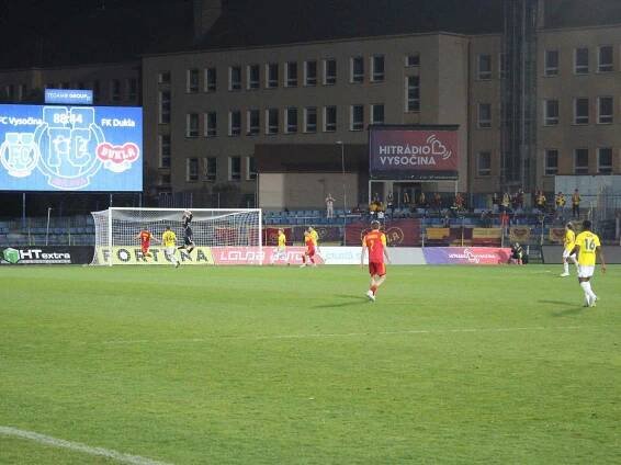 Utkání FORTUNA:NÁRODNÍ LIGY mezi FC Vysočina Jihlava (ve žlutém) a Duklou Praha.