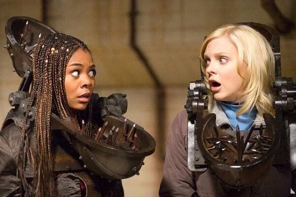 Regina Hall (L) and Anna Faris in Scary Movie 4 (2006)