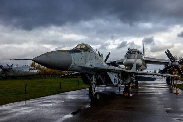 Sky Rivals: The Su-27 Flanker’s Roar in the Cold War Skies - FIGHTER PLANES