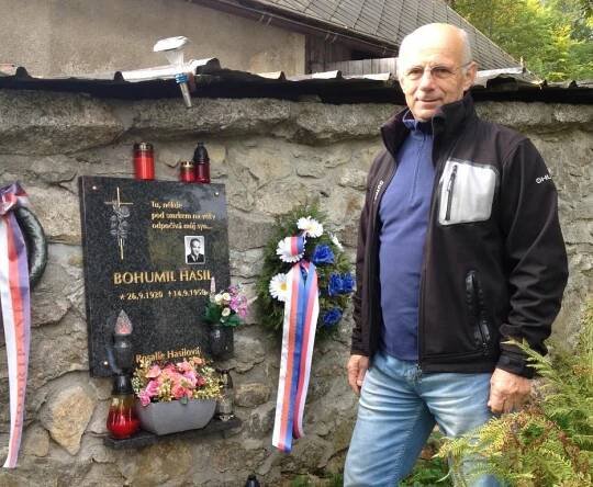 Synovec Krále Šumavy Jaroslav Hasil v Českých Žlebech u hrobu Bohumila Hasila, Josefova bratra