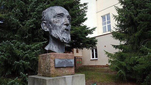 Manželka mu zemřela při porodu, dítě nepřežilo. Josef Václav Sládek se po rodinné tragédii zbláznil