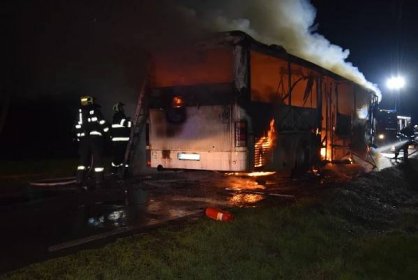 U Tochovic na Příbramsku shořel autobus