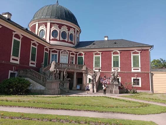 2024 - Výlet do Veltrus - Oficiální stránky obce Postřižín