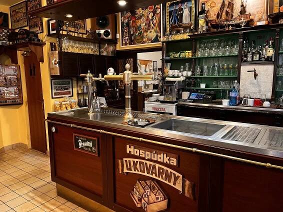 Unikátní atmosféra, dobré pivo. Hospůdku U Kovárny si oblíbily i známé osobnosti