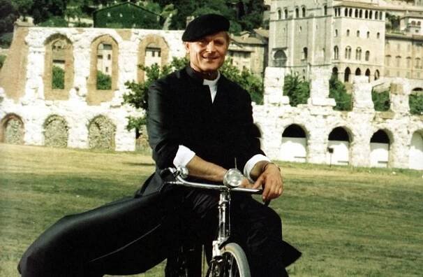 Deutschlandpremiere: Bibel TV startet Serie "Don Matteo" mit Terence Hill / Die beliebte italienische Krimikomödie läuft ab 11. November, jeweils freitags um 20:15 Uhr: Ein Pfarrer auf Verbrecherjagd