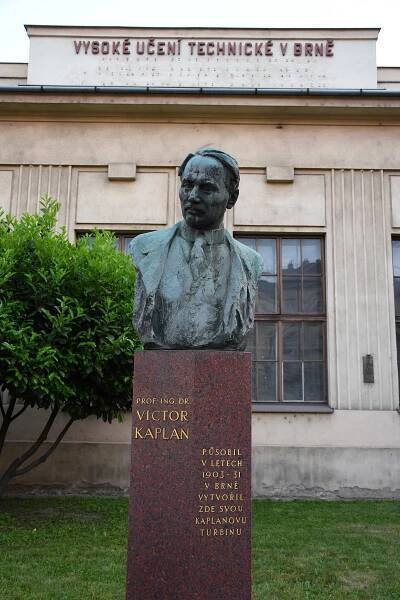 Soubor:Brno-busta-Viktora-Kaplana2016.jpg