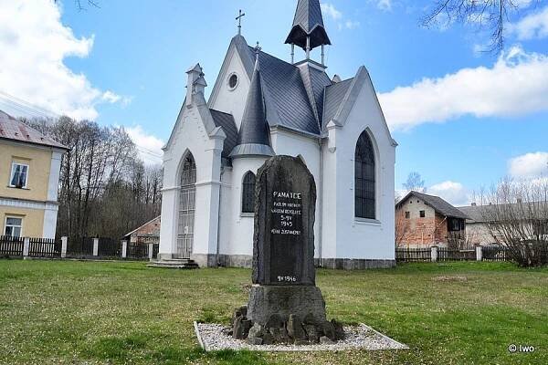 Pomník padlým hrdinům národní revoluce u kaple svatého Prokopa v Pertolticích pod Ralskem – cokolivokoli.cz