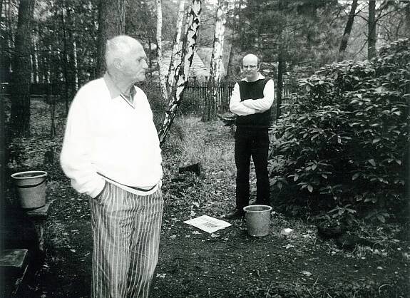 Soubor:Bohumil Hrabal na zahradě své chaty v Kersku, 1989 (vpravo básník Jaromír Pelc).jpg – Wikipedie
