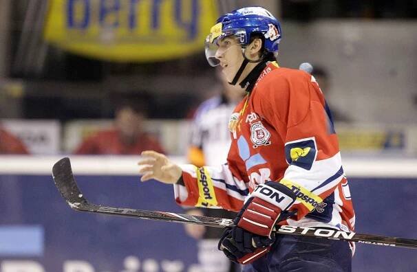 Hokejové utkání Tisport extraligy v ledním hokeji mezi HC ČSOB Pojišťona (v červeném) aBilí Tygři Liberec (v bílém) v parubické ČEZ Areně.