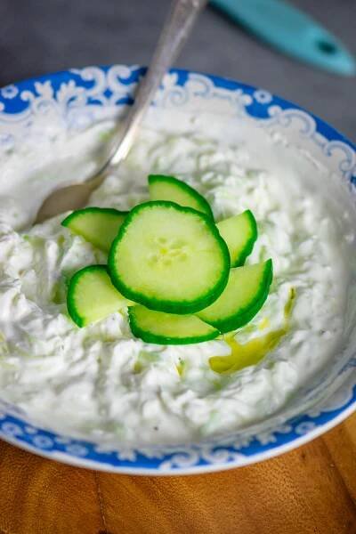 Tzatziki wie in Griechenland: einfaches Rezept mit Schritt-für-Schritt-Anleitung.