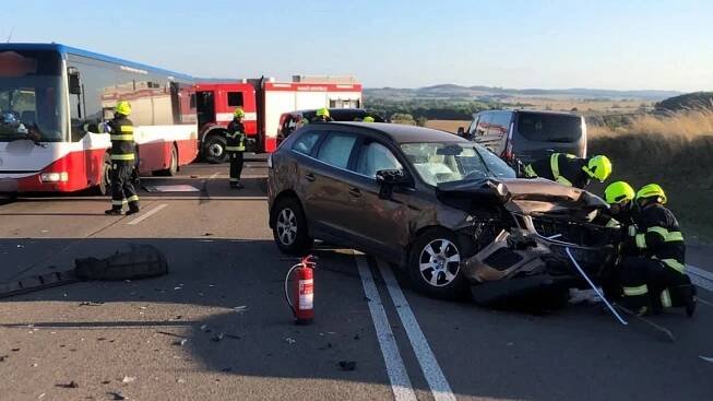 K dopravní nehodě 2 osobních automobilů, 1 dodávkového a...