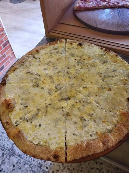Jedna nebo dvě pizzy o průměru 45 cm podle výběru z 27 druhů
