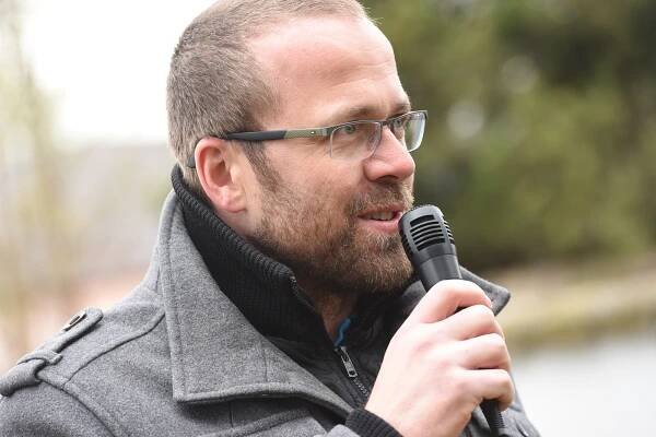 FOTO: Tradice pokračuje. Třináctý Pohádkovník roste před školou v Sendražicích