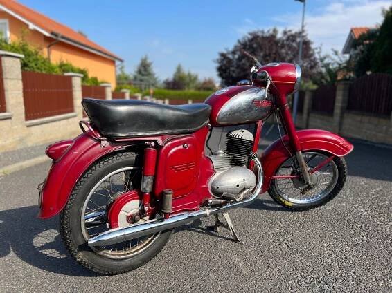 Tatra 603 "šilhavka" nebo první model Jawy. To jsou hlavní hvězdy veteránské aukce