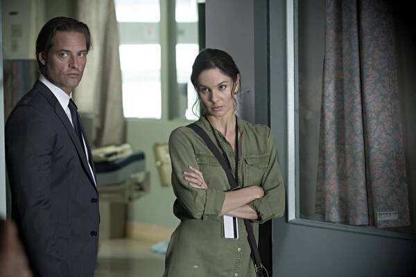 Okupovaná kolonie - Fallout - Z filmu - Josh Holloway, Sarah Wayne Callies