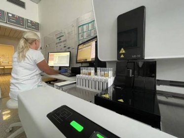Jihlavští laboranti využívají nový analyzátor pro vyhodnocení moči
