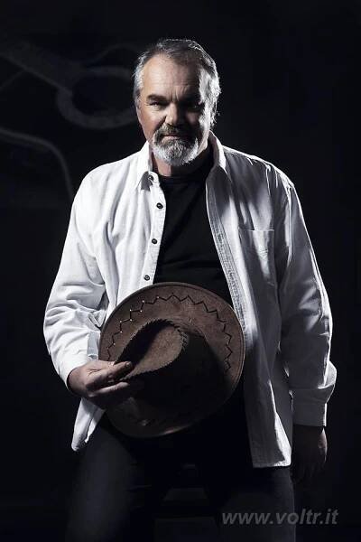 Josef Zoch – Country zpěvák, který pochází z Jižních Čech a hudebně již působí přes 30 let.