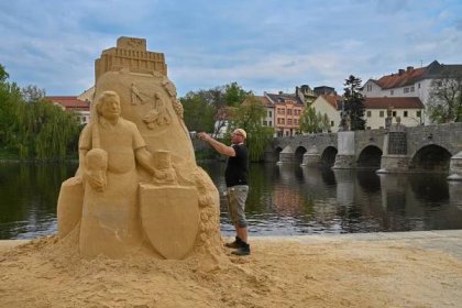 Stavba soch z písku finišuje. Náplavku budou zdobit do pozdního podzimu | Jižní Čechy Teď!