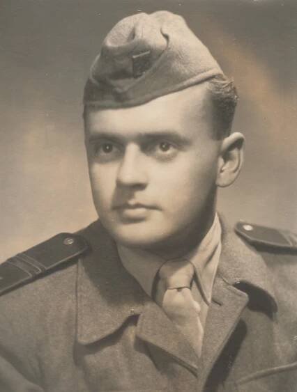 Fotografie Jaroslava Běla z vojny v Karlových Varech z roku 1953 - v hodnosti četaře