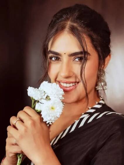 Kavya Thapar's ethnic perfection in every frame