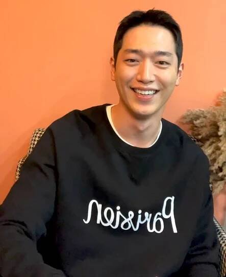 Seo Kang Joon sa pred narukovaním rozlúčil s fanúšikmi online vysielaním. Hovoril o škole, novom strihu aj rodine - Asianstyle
