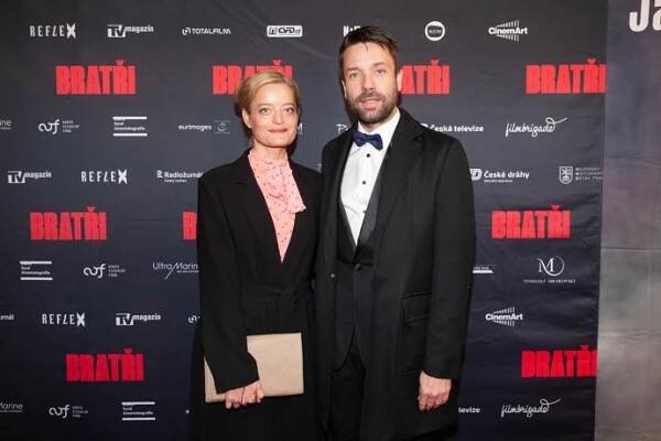 FOTO: Václav vytáhl na slavnostní premiéru manželku. – stránka 24